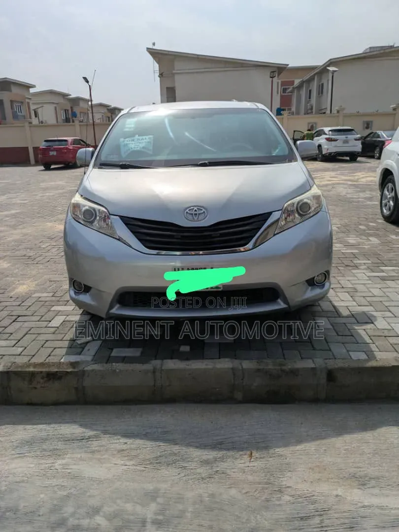 Toyota Sienna 2010 Silver