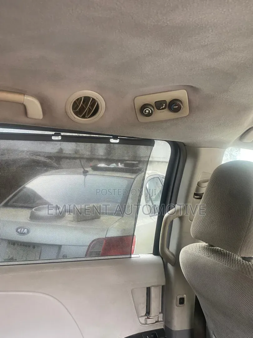 Toyota Sienna 2010 Silver