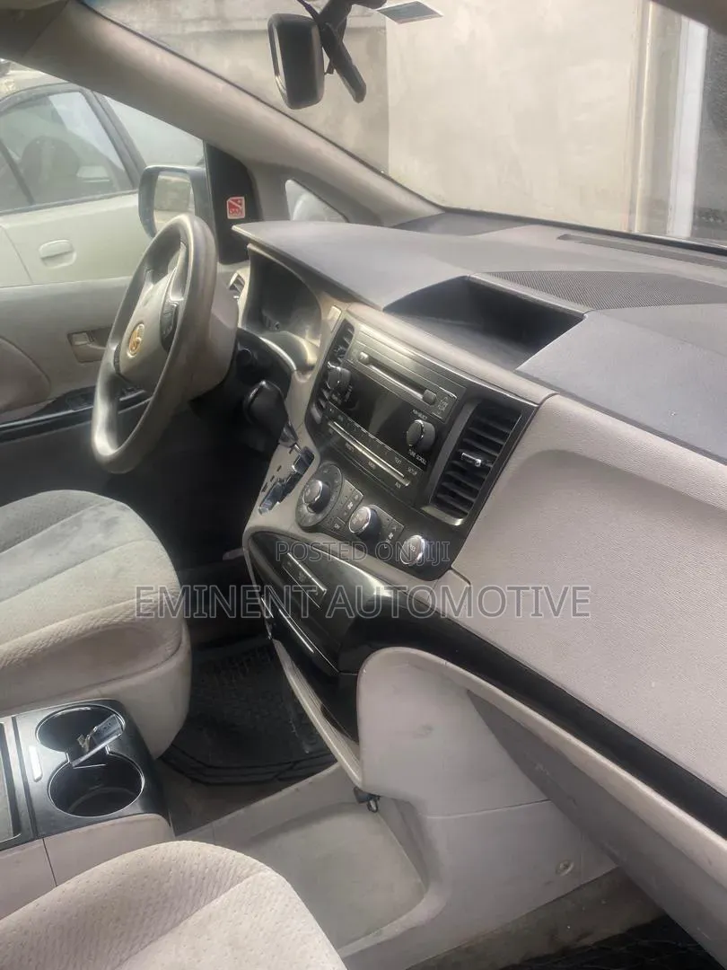 Toyota Sienna 2010 Silver