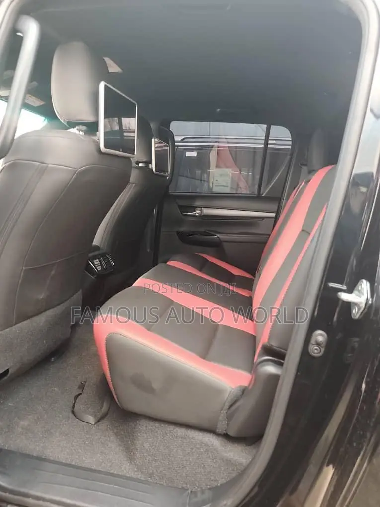 Toyota Hilux 2024 Black