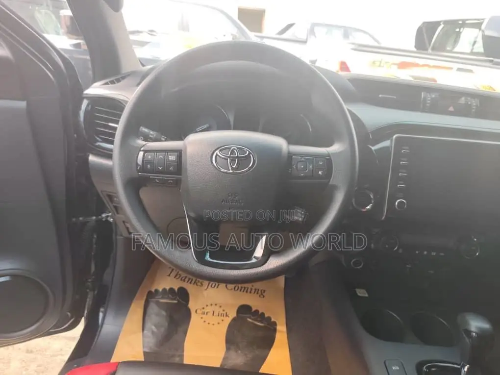 Toyota Hilux 2024 Black