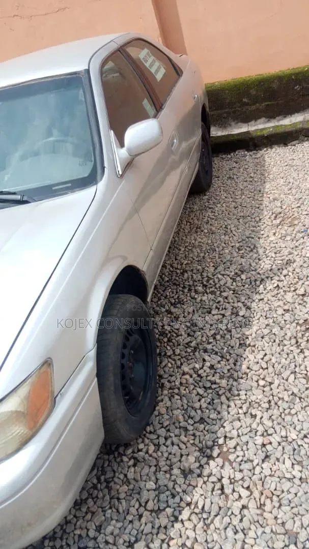 Toyota Camry LE 4dr Sedan (2.4L 4cyl 5M) 2002 Gold