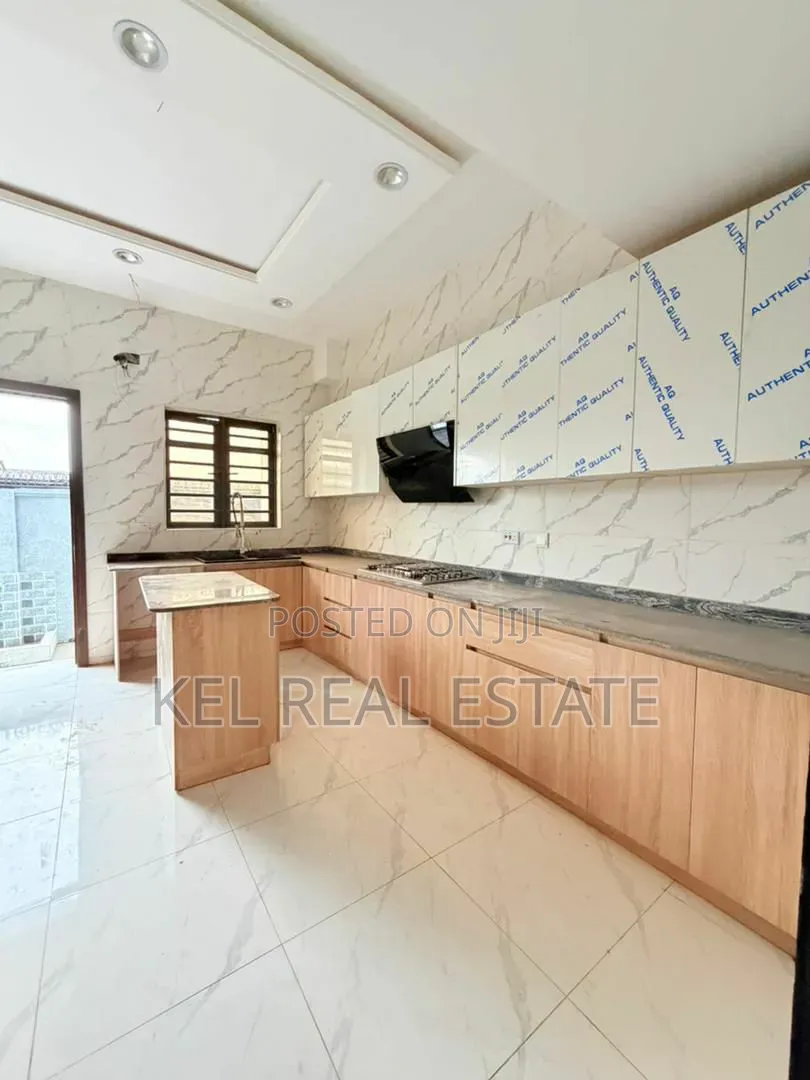 4bdrm Duplex in Onigbongbo for sale