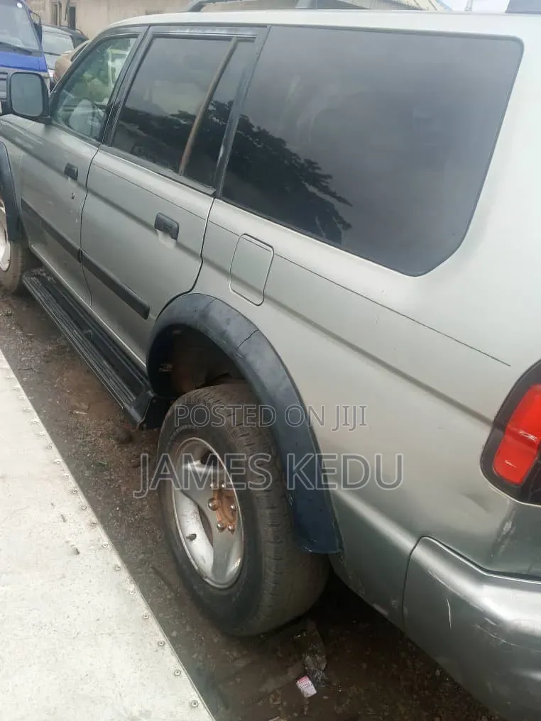 Mitsubishi Montero 2005 Gold