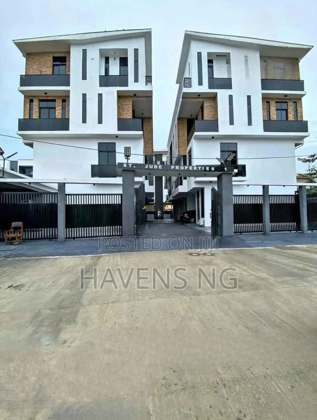 4bdrm Duplex in Chevron for sale