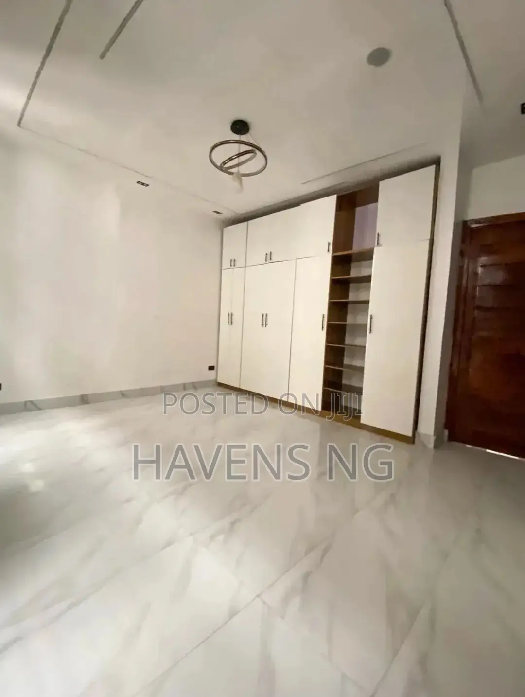 4bdrm Duplex in Chevron for sale