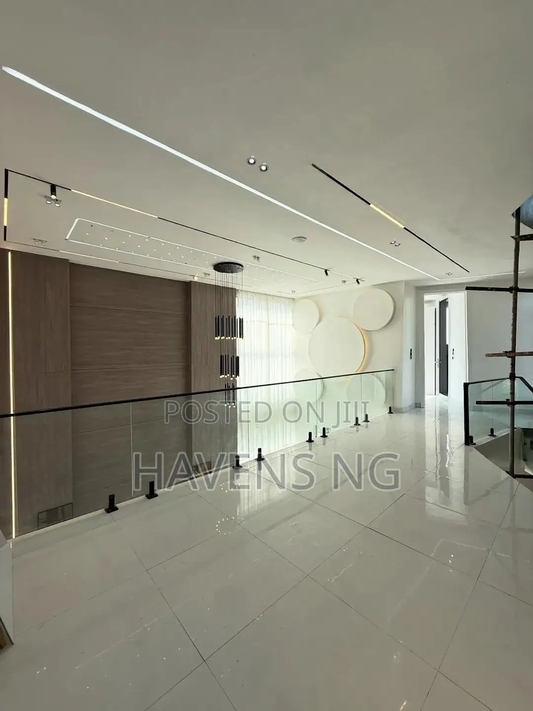 5bdrm Duplex in Chevron for sale