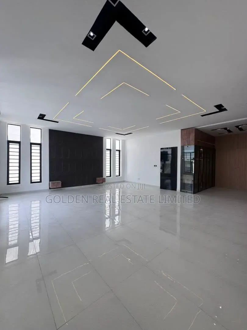 5bdrm Duplex in Chevron for sale