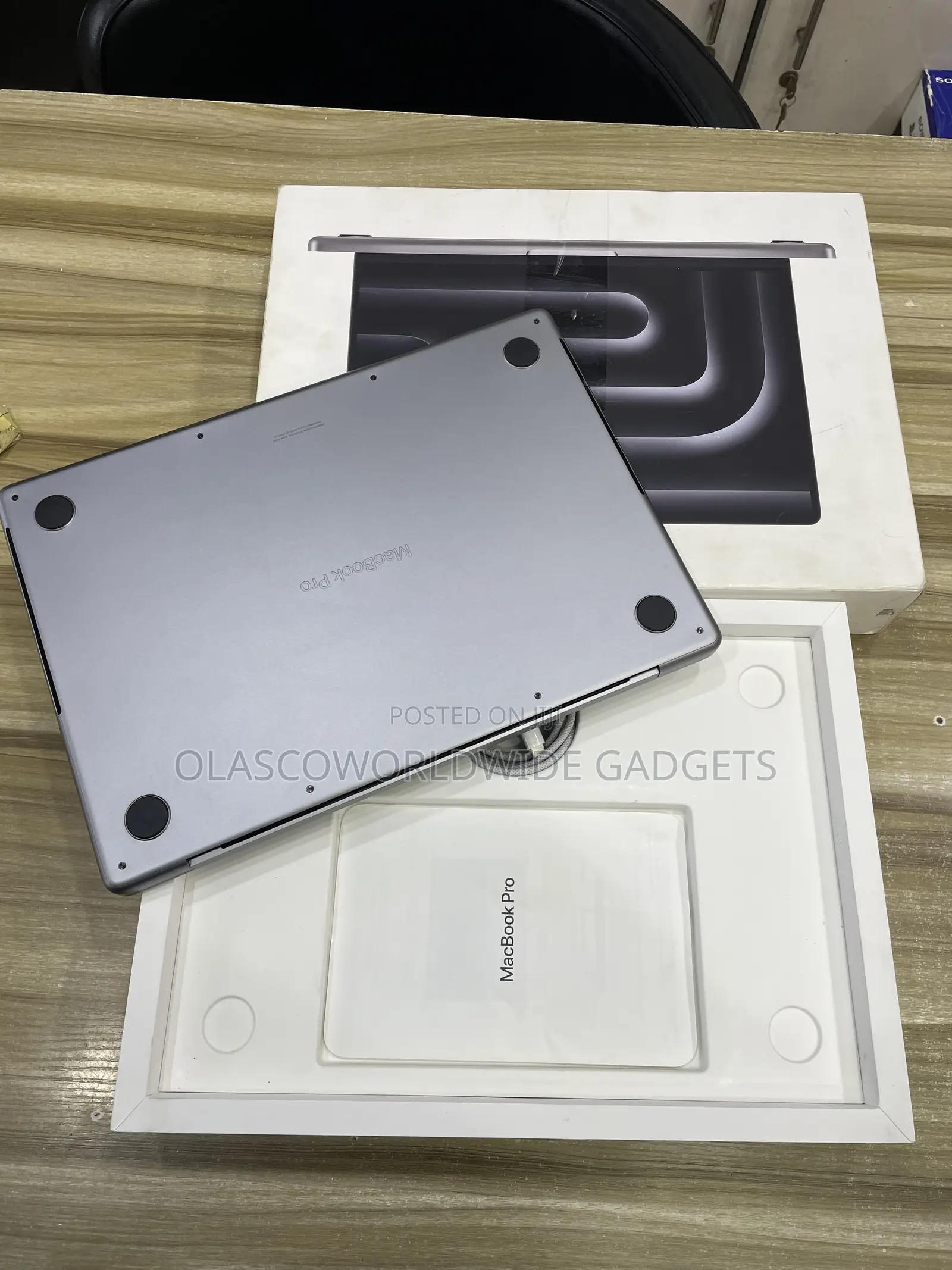 New Laptop Apple MacBook Pro 2023 M3 8GB Apple M3 SSHD (Hybrid) 512GB