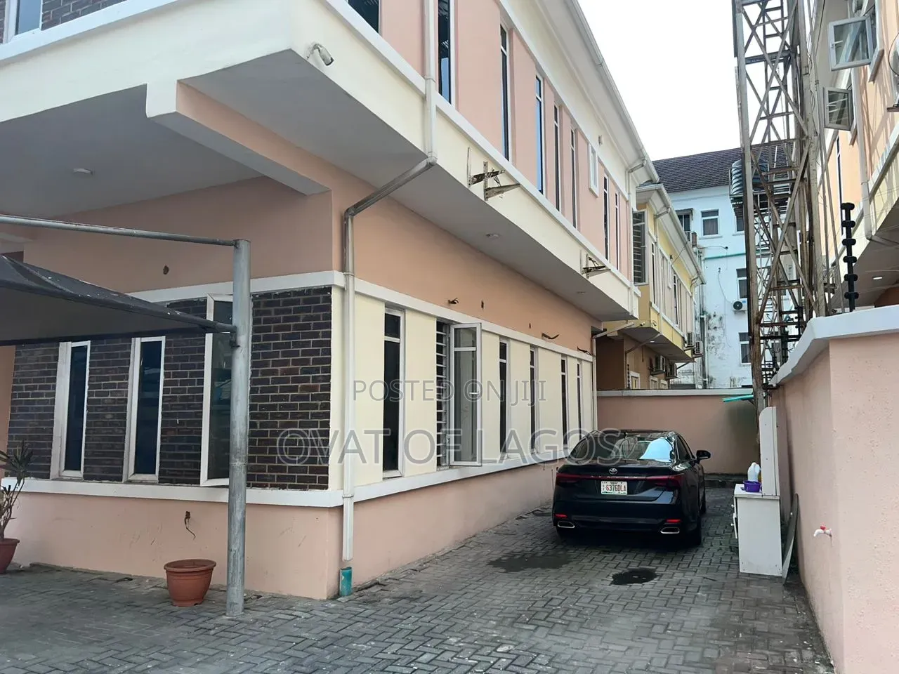 4bdrm Duplex in Chevron for sale