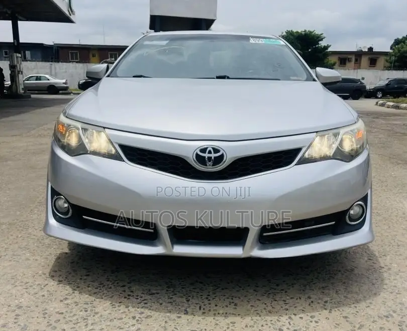 Toyota Camry SE 4dr Sedan (2.5L 4cyl 6A) 2013 Silver