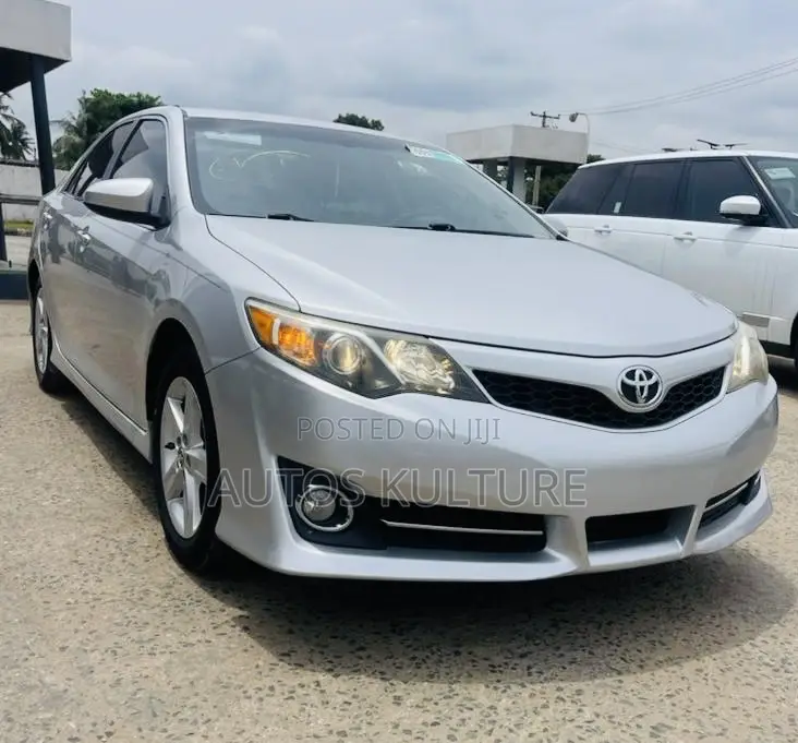 Toyota Camry SE 4dr Sedan (2.5L 4cyl 6A) 2013 Silver