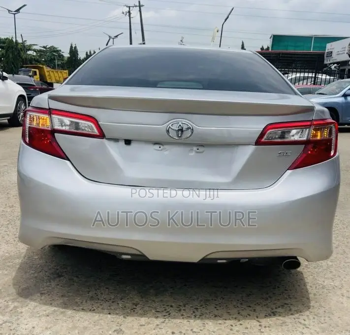 Toyota Camry SE 4dr Sedan (2.5L 4cyl 6A) 2013 Silver