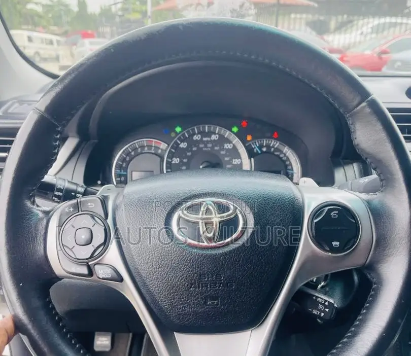 Toyota Camry SE 4dr Sedan (2.5L 4cyl 6A) 2013 Silver