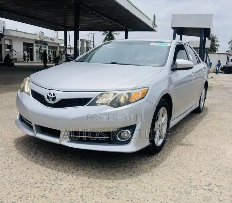 Toyota Camry SE 4dr Sedan (2.5L 4cyl 6A) 2013 Silver