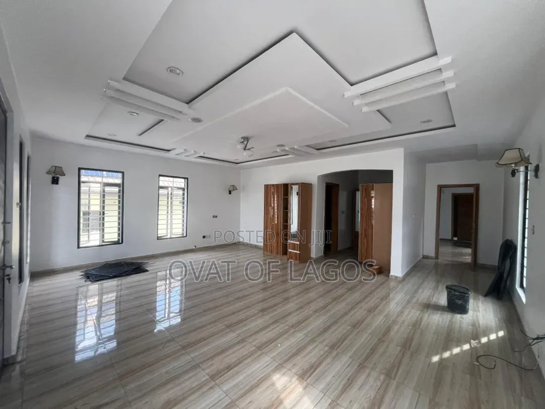 5bdrm Duplex in Chevron for rent