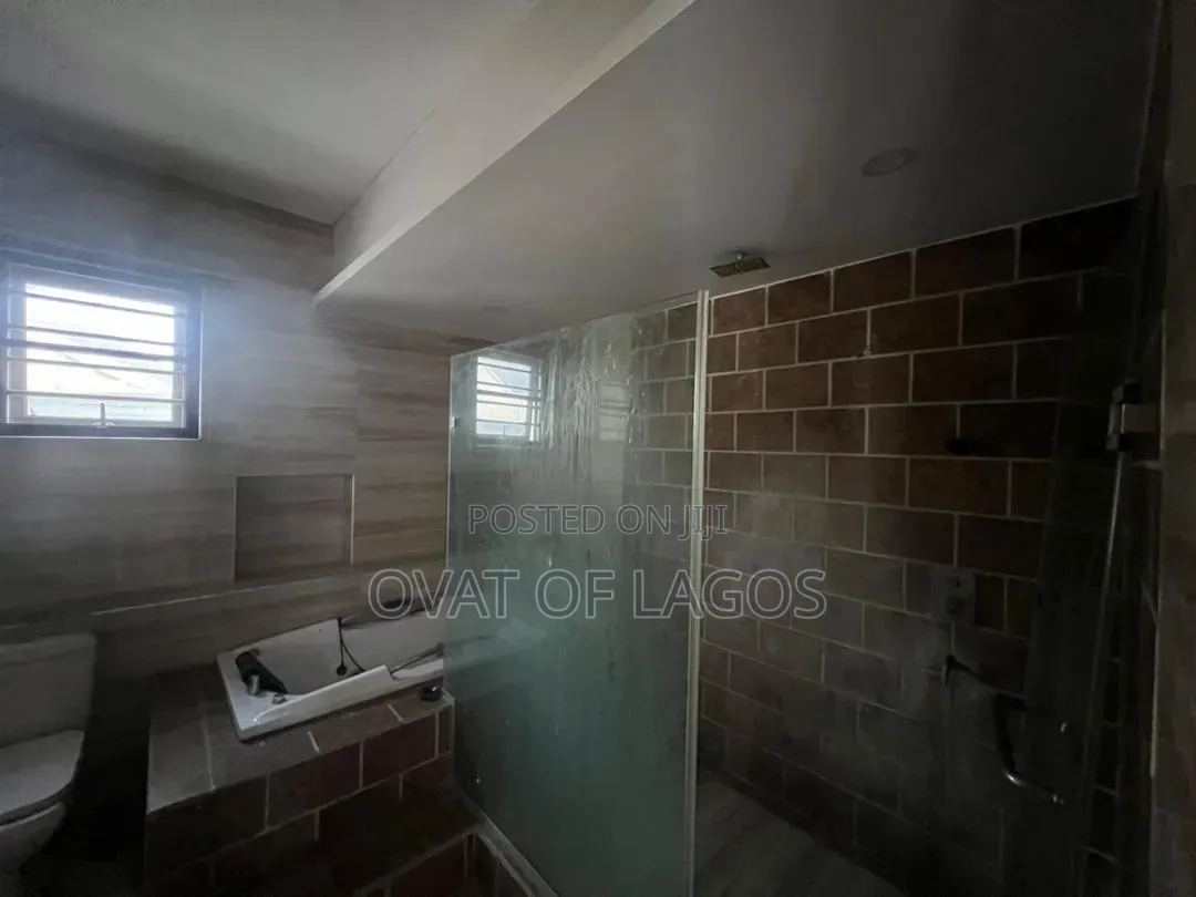 5bdrm Duplex in Chevron for rent
