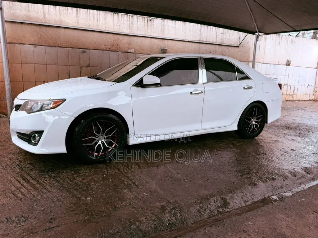 Toyota Camry SE 4dr Sedan (2.5L 4cyl 6A) 2014 White