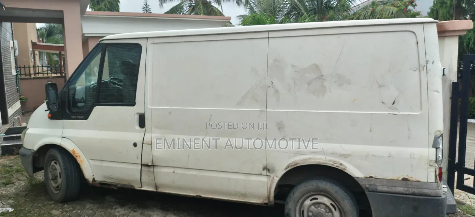 Ford B700 2001 White