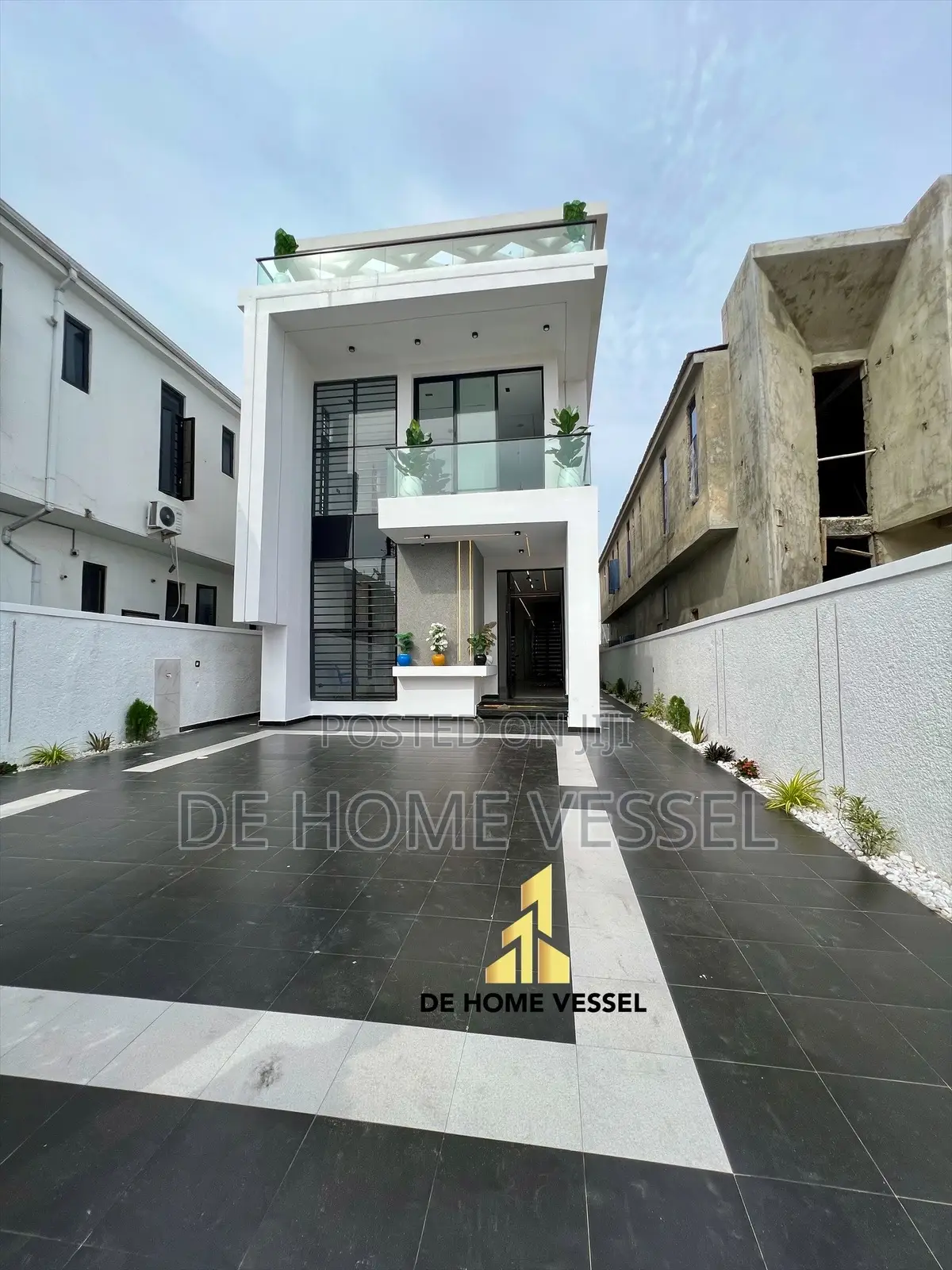 5bdrm Duplex in Ikota for sale