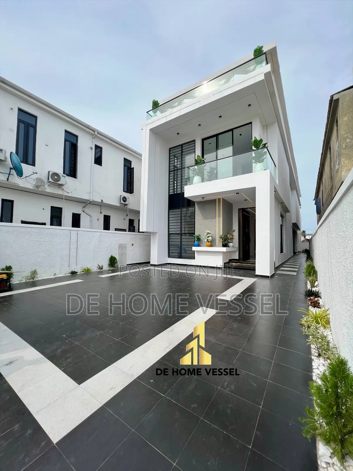 5bdrm Duplex in Ikota for sale