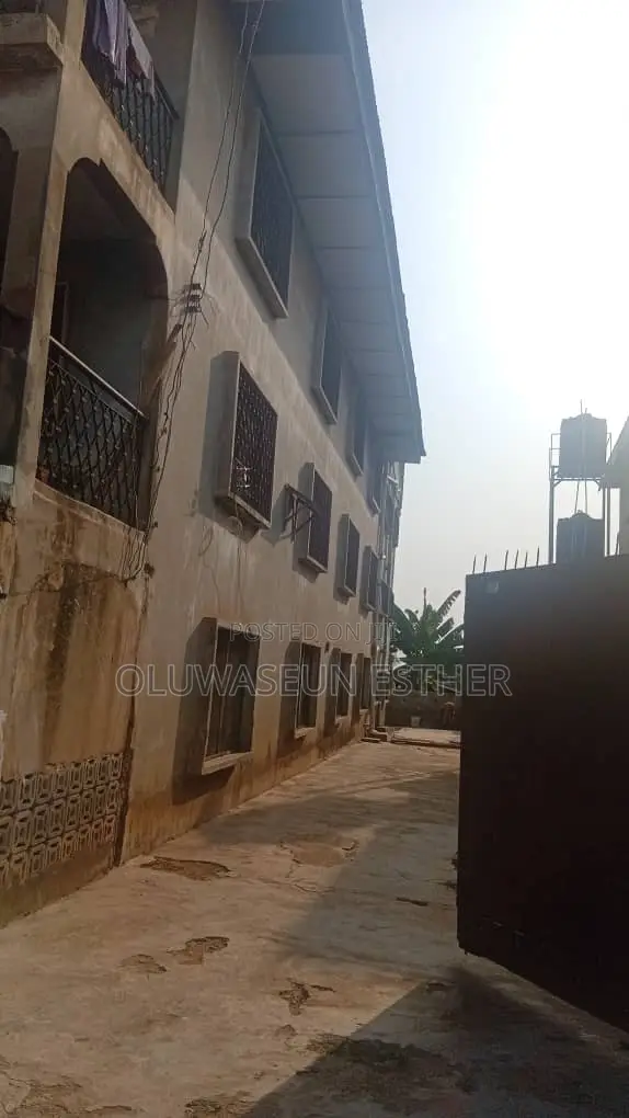 3bdrm Block of Flats in Alakia for sale