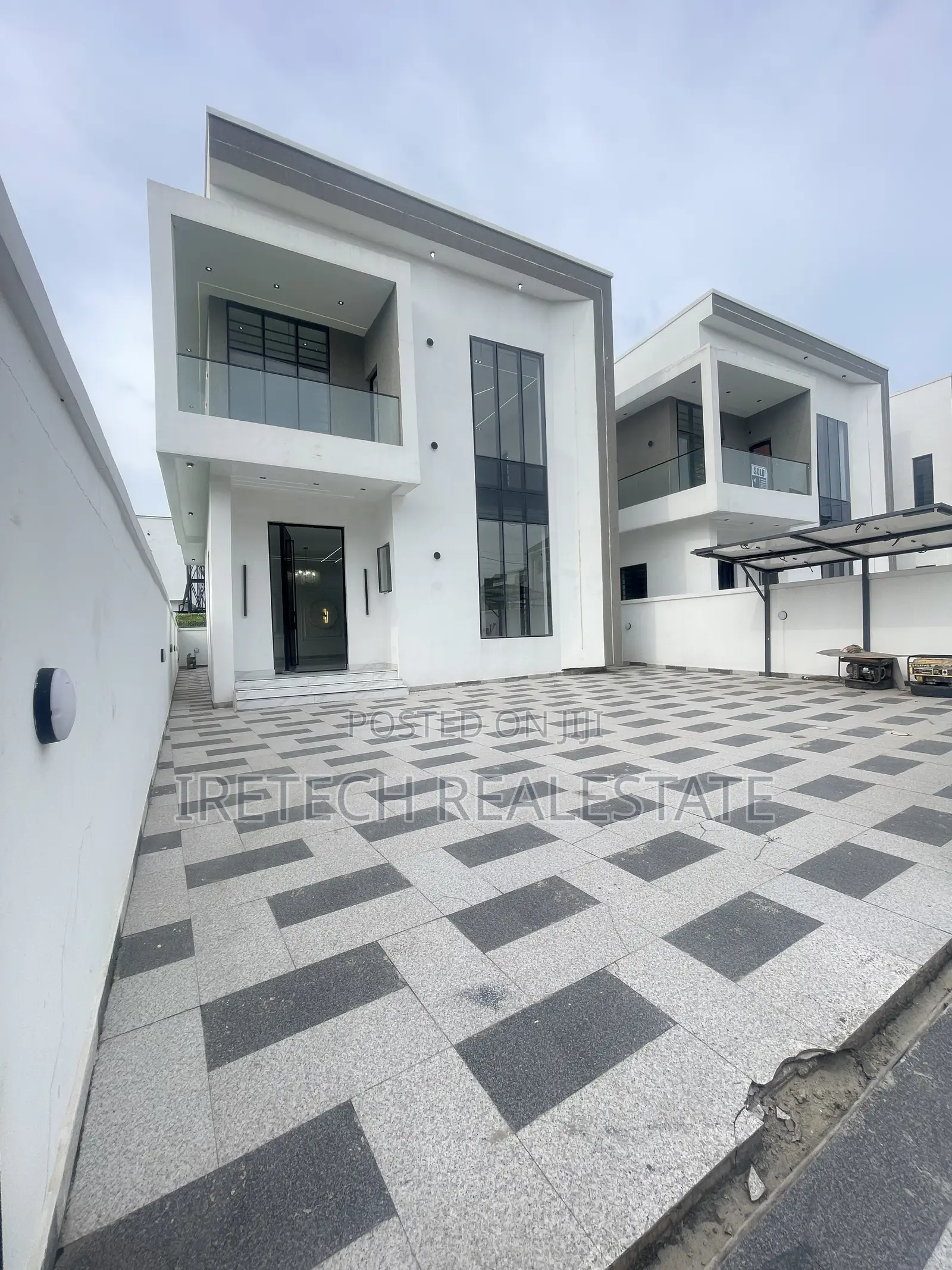 4bdrm Duplex in In A Gated And, Off Lekki-Epe Expressway for sale
