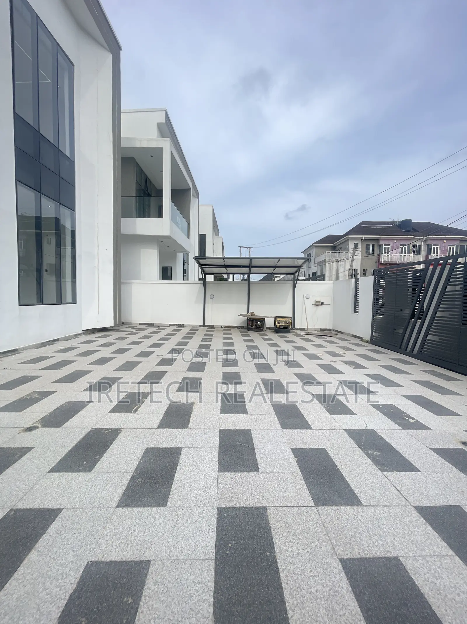 4bdrm Duplex in In A Gated And, Off Lekki-Epe Expressway for sale