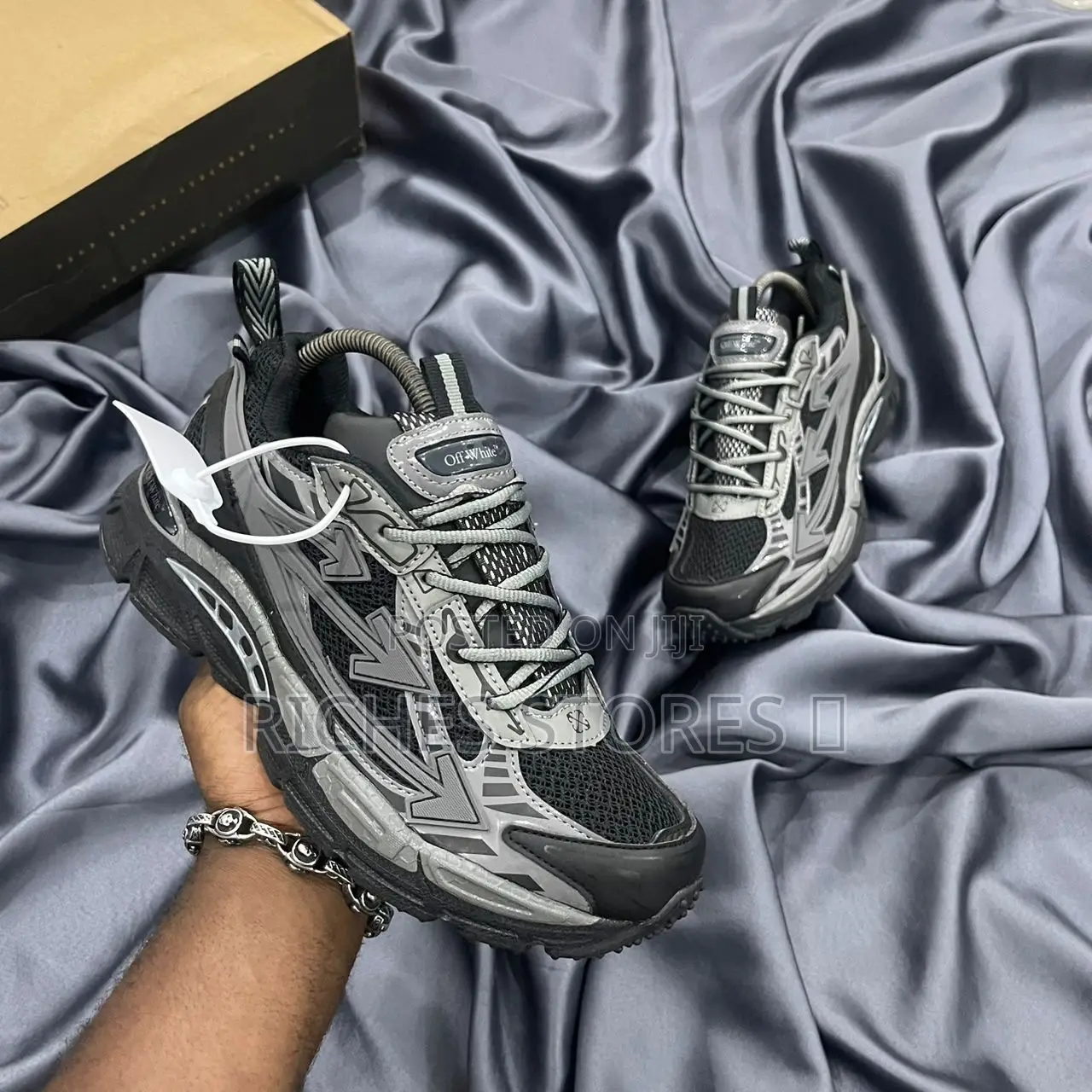 Original Off Whte Arrow Sneakers in Black Colorway
