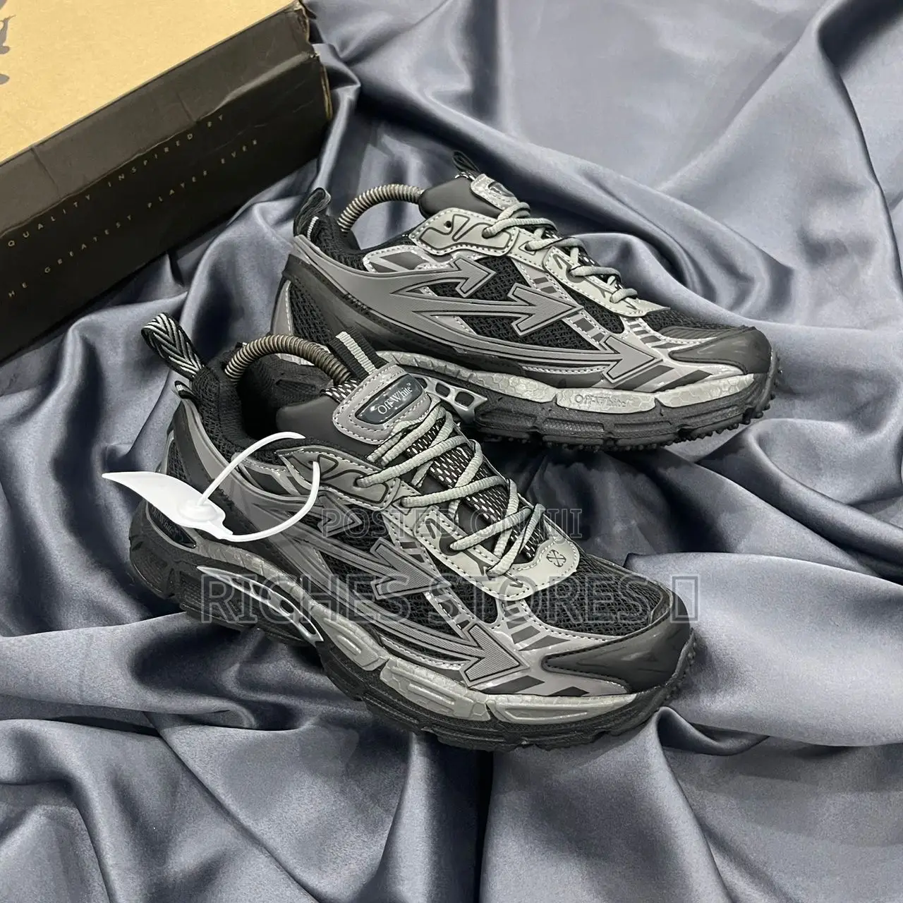Original Off Whte Arrow Sneakers in Black Colorway