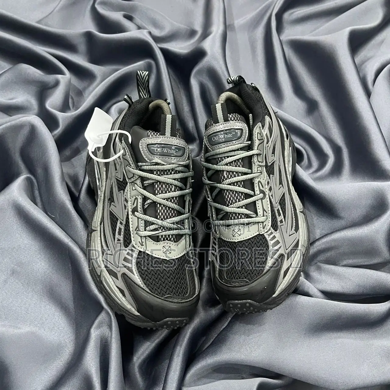 Original Off Whte Arrow Sneakers in Black Colorway