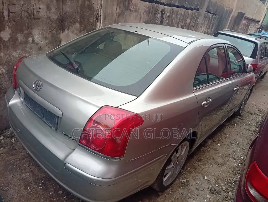Toyota Avensis 2005 Gold