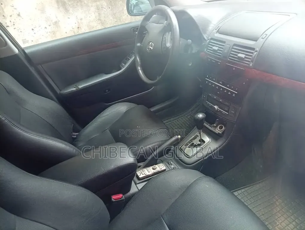 Toyota Avensis 2005 Gold