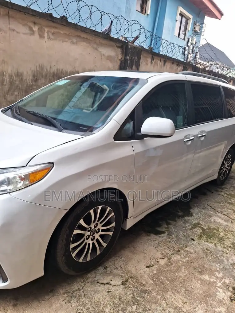 Toyota Sienna XLE AWD 2019 White