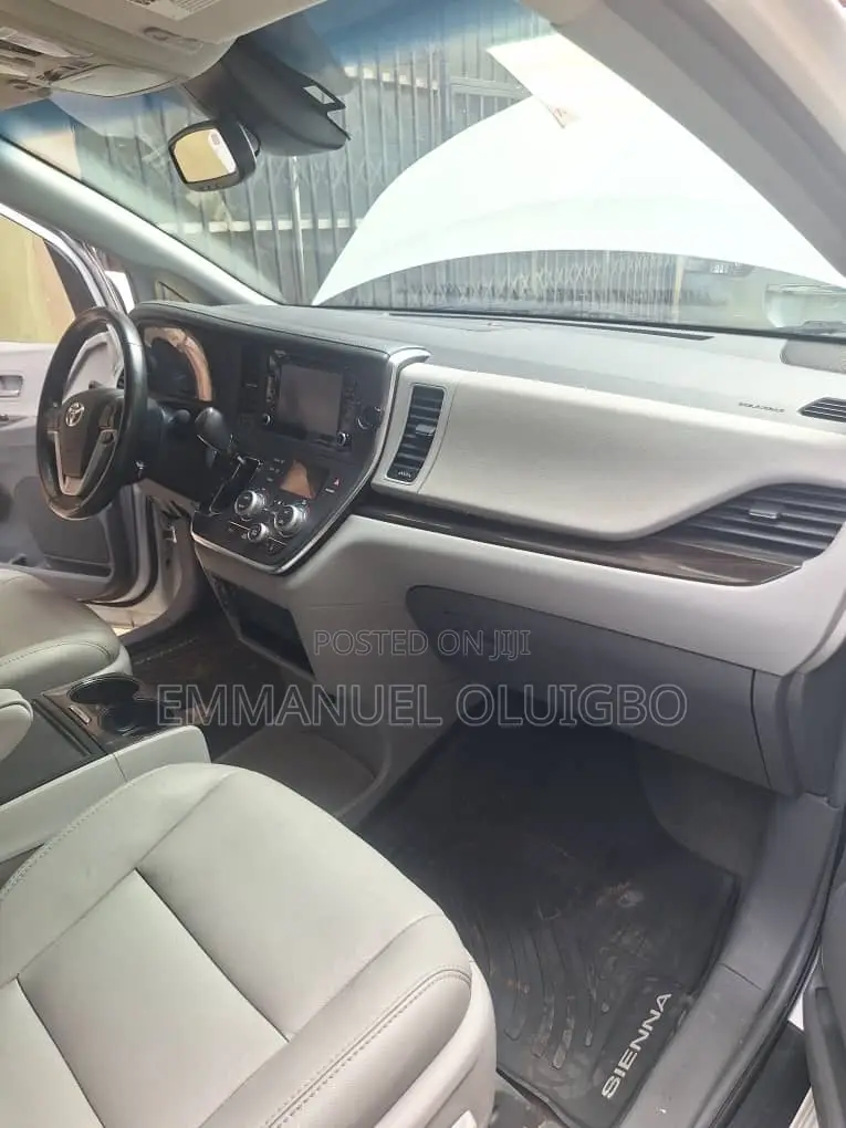Toyota Sienna XLE AWD 2019 White