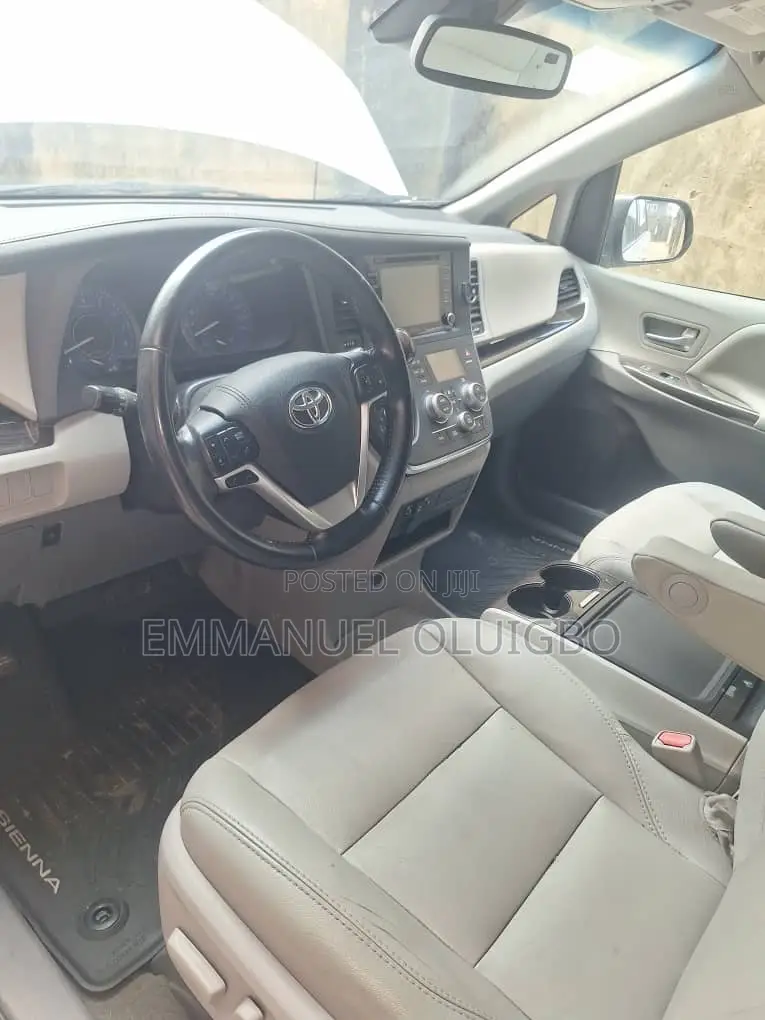Toyota Sienna XLE AWD 2019 White