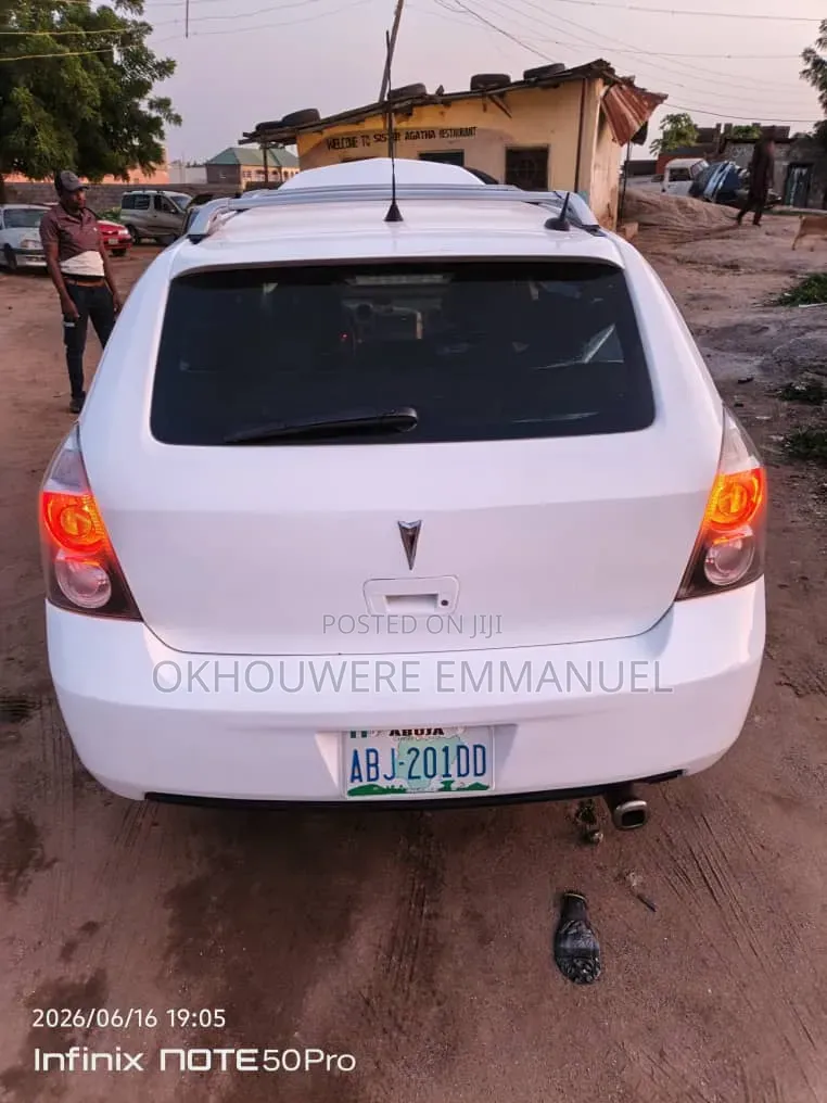 Pontiac Vibe 2009 White