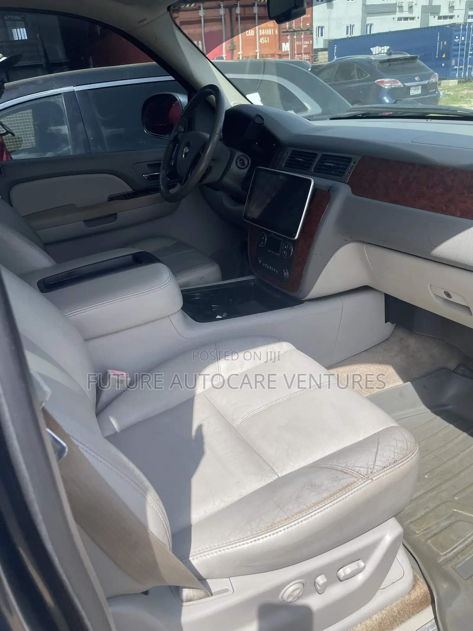 Chevrolet Suburban 2012