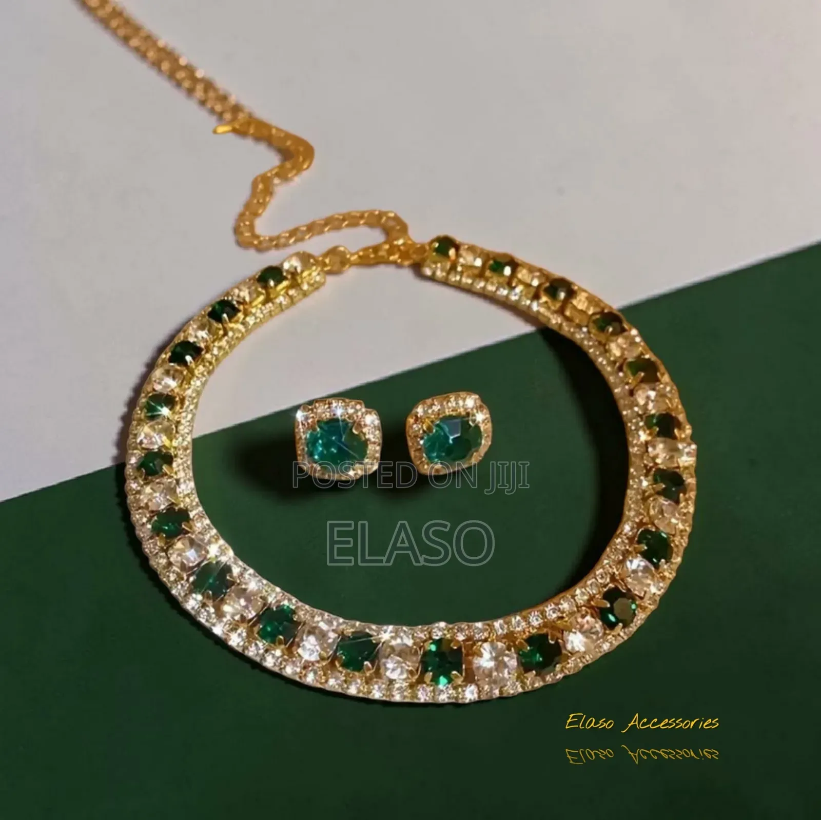 A Set of Elegant Green Necklace and Earrings for Women