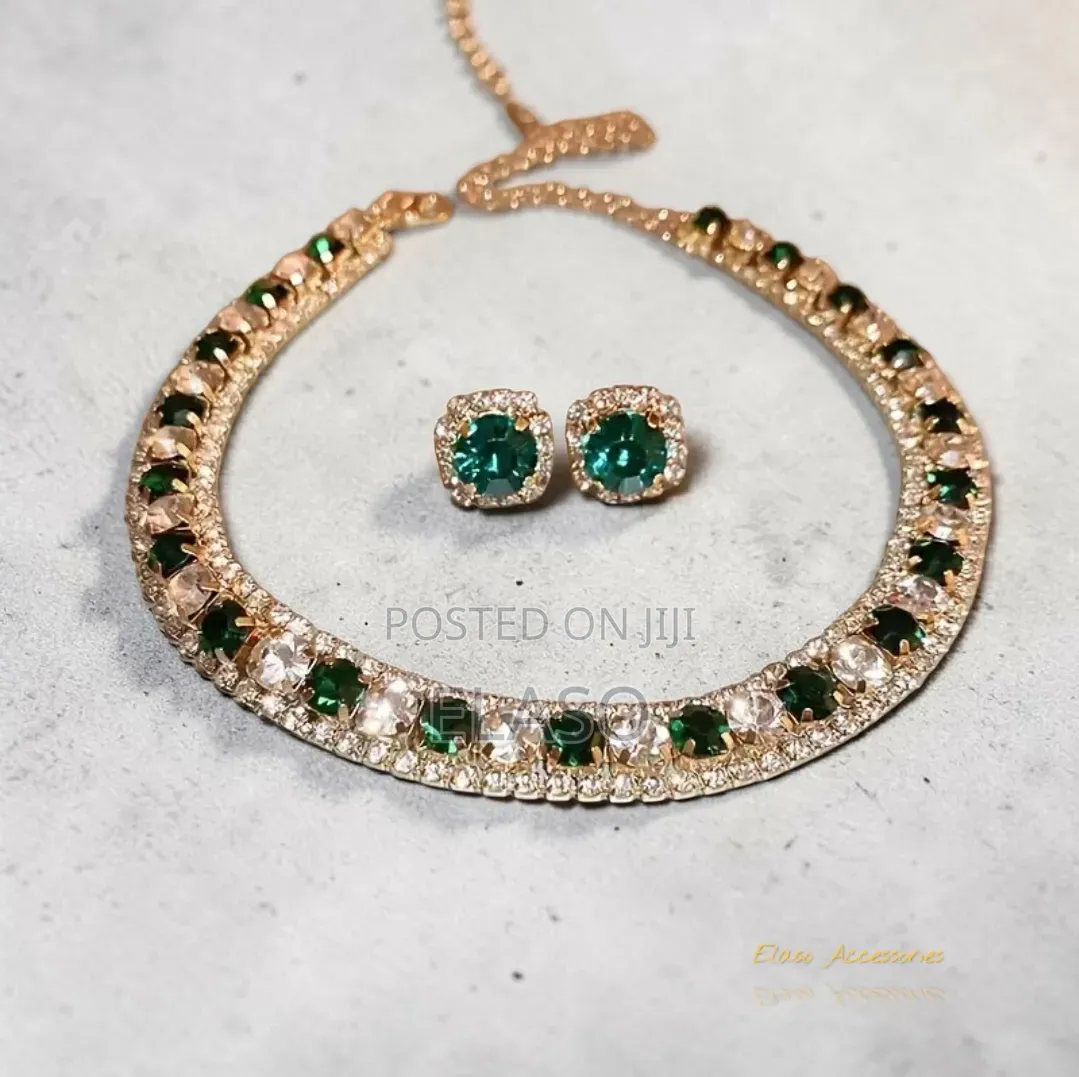A Set of Elegant Green Necklace and Earrings for Women