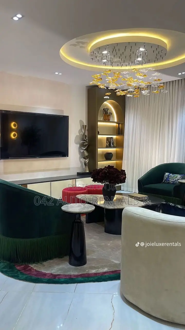Luxurious Three Bedroom Waterfront Apartment