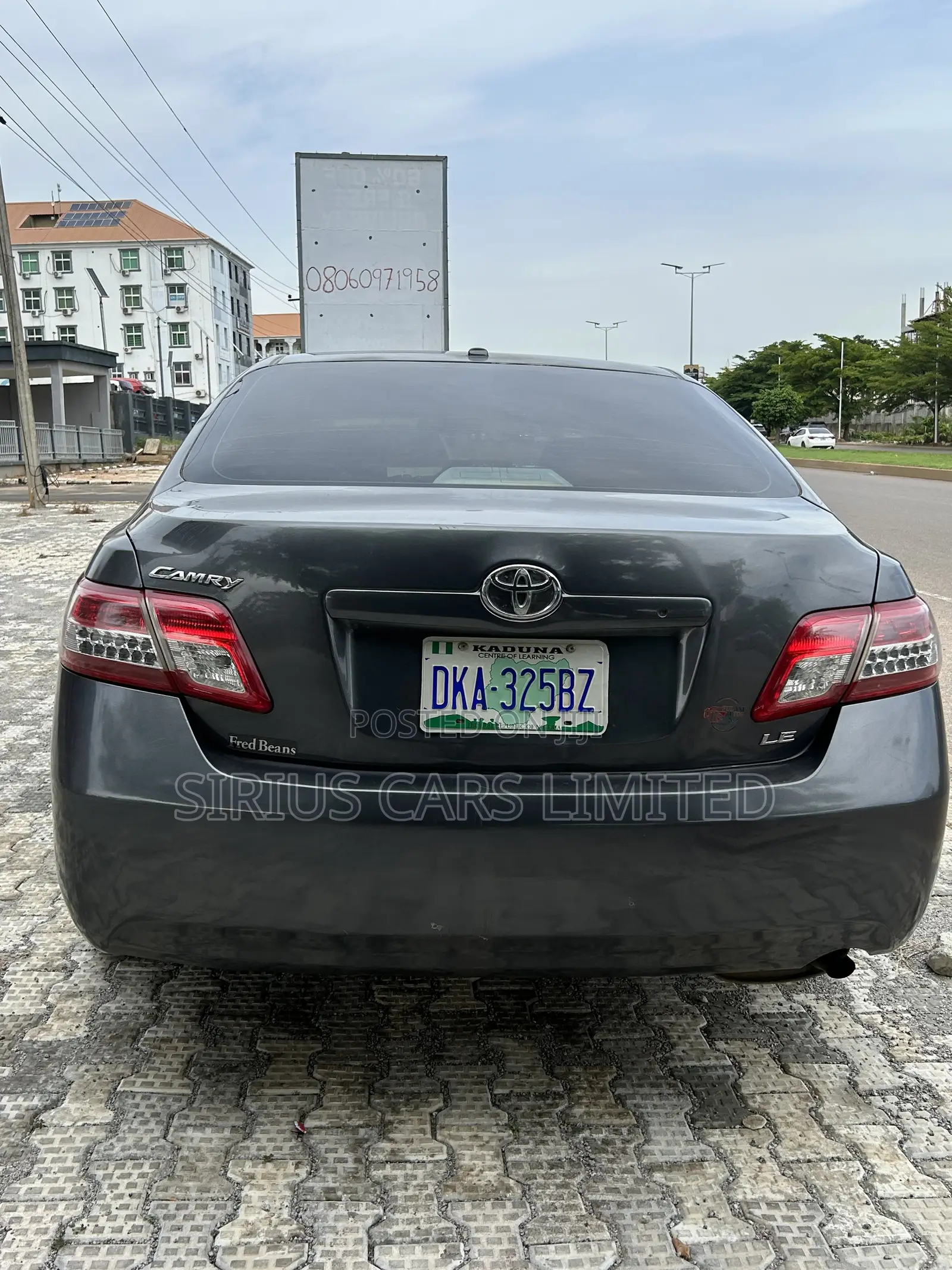 Toyota Camry LE 4dr Sedan (2.5L 4cyl 6A) 2011 Gray