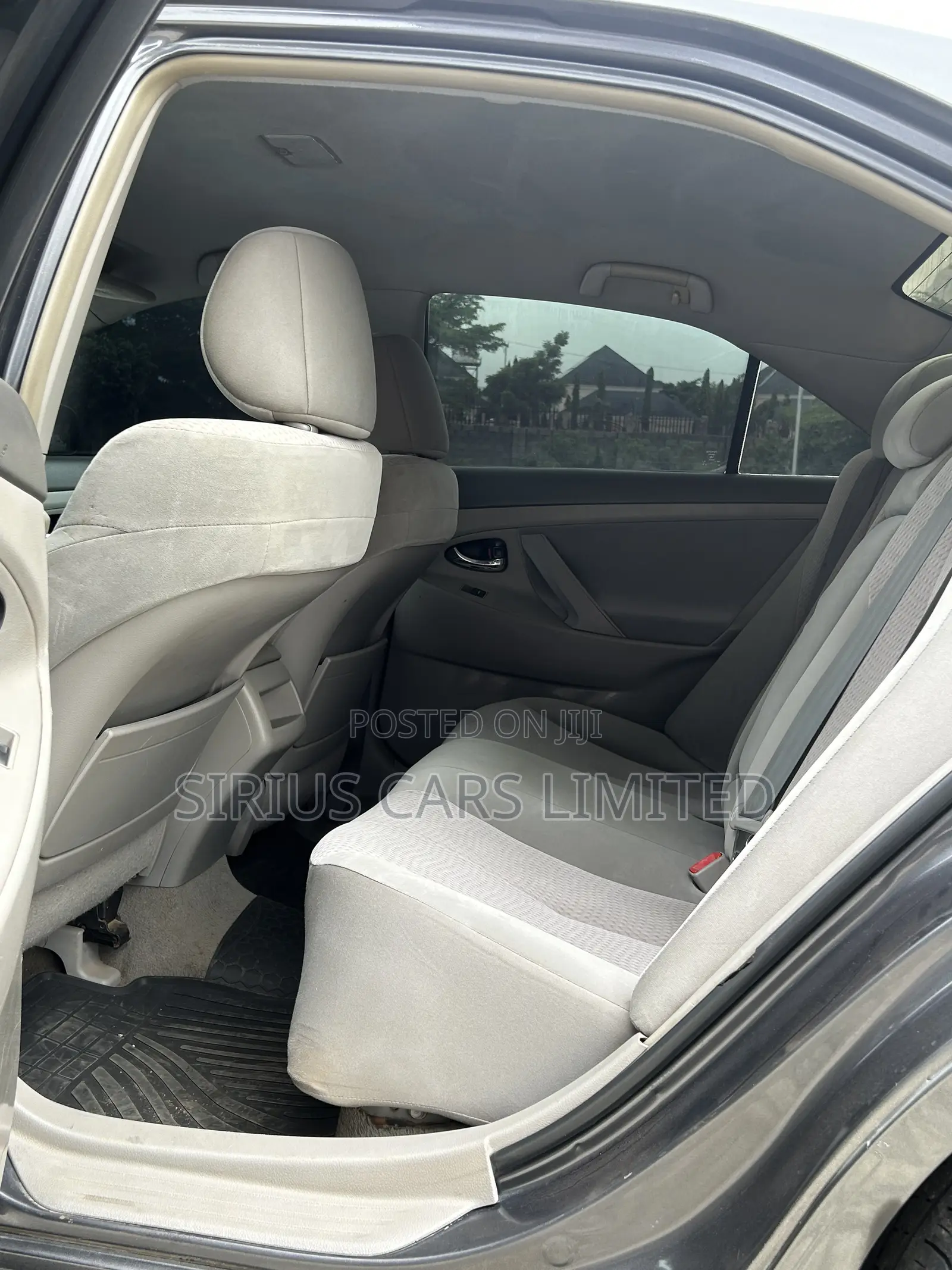 Toyota Camry LE 4dr Sedan (2.5L 4cyl 6A) 2011 Gray