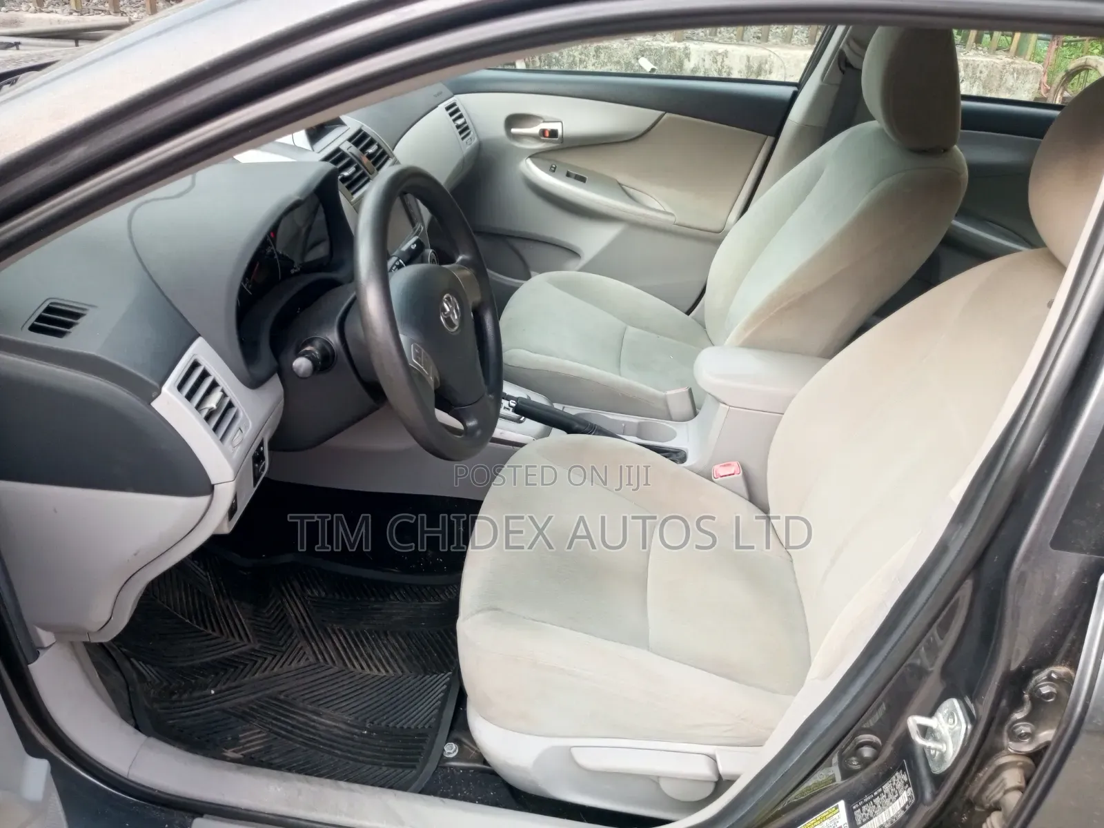 Toyota Corolla LE 4dr Sedan (1.8L 4cyl 4A) 2013 Gray