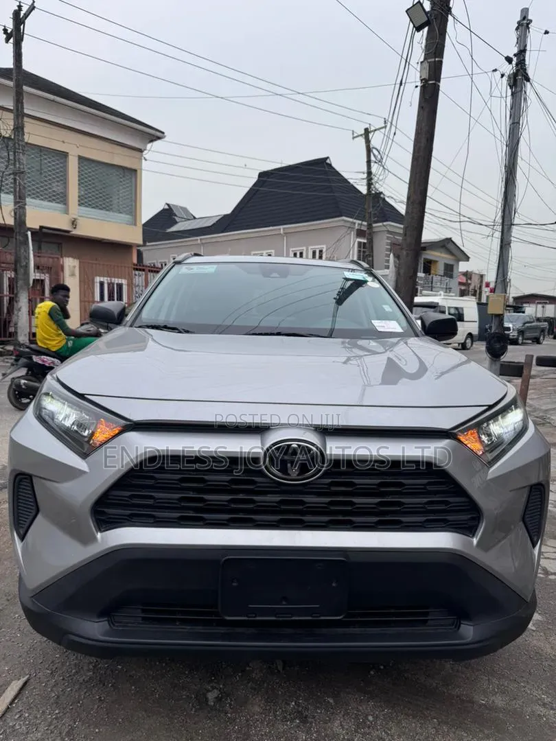 Toyota RAV4 XLE 2021 Silver