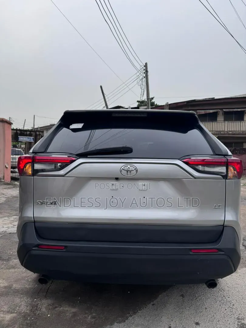 Toyota RAV4 XLE 2021 Silver