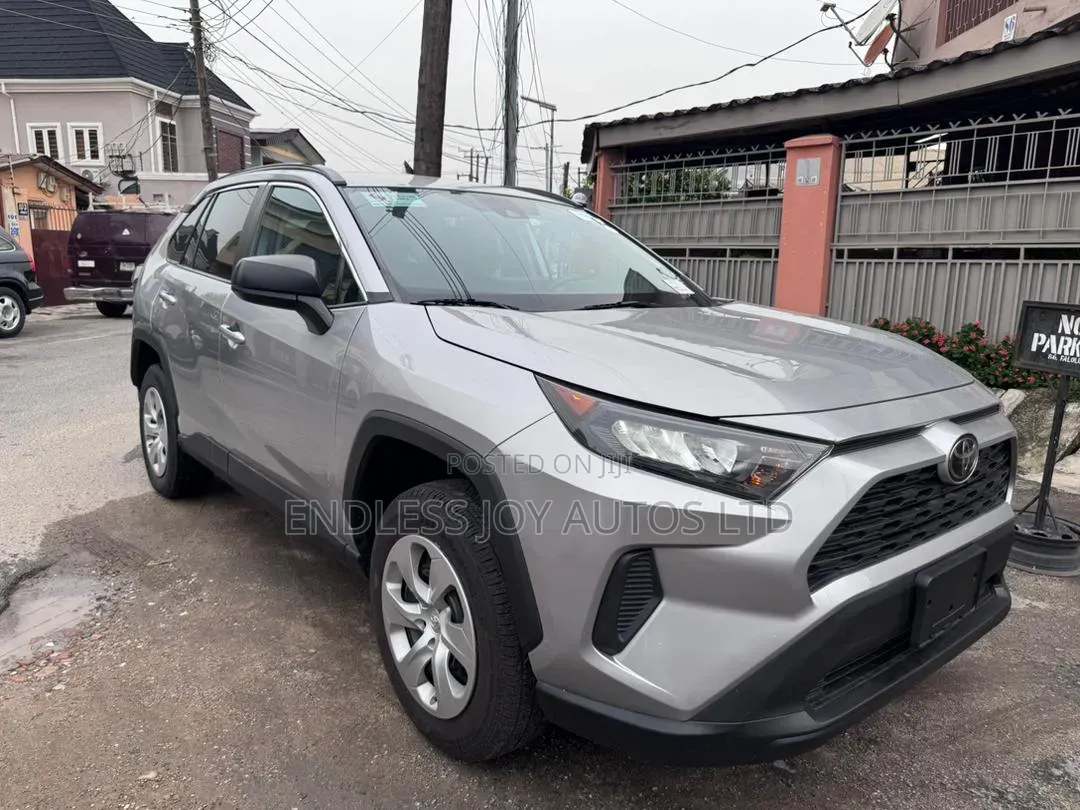 Toyota RAV4 XLE 2021 Silver