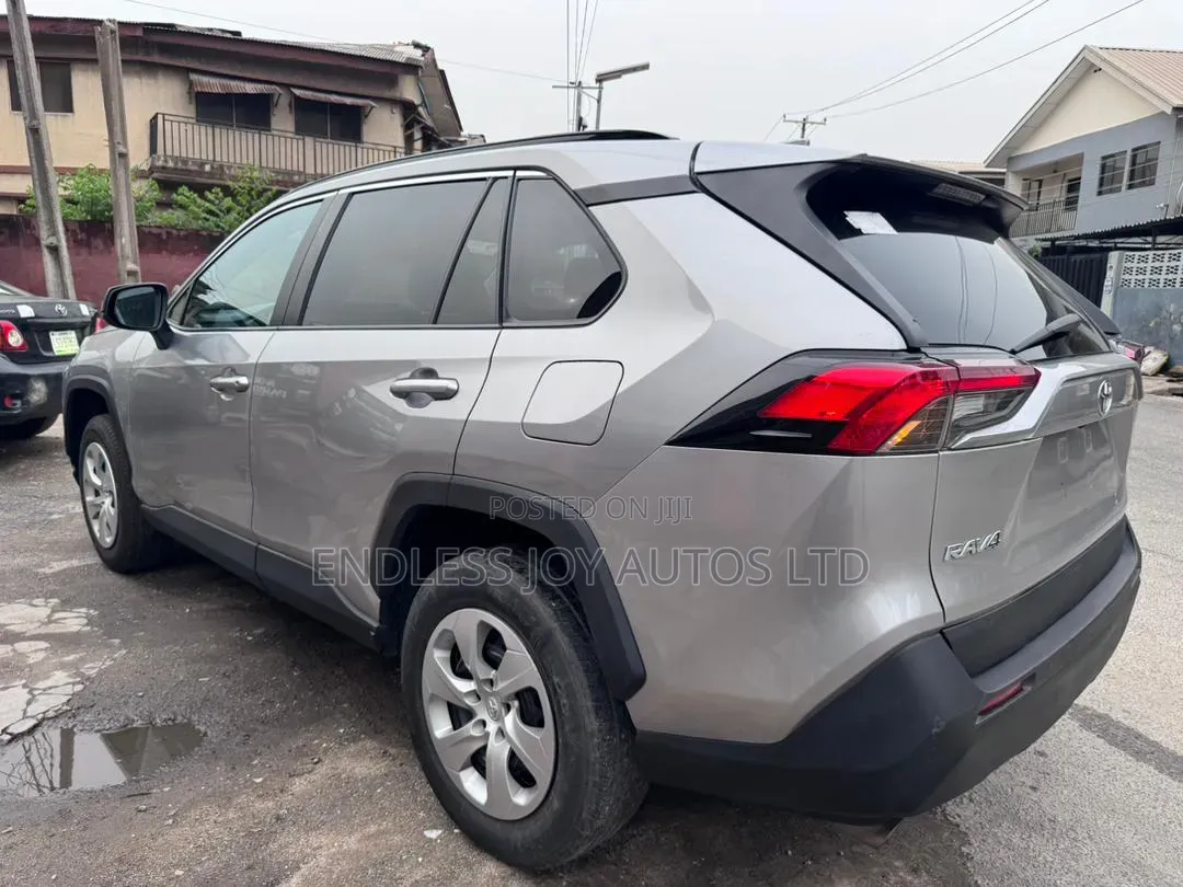 Toyota RAV4 XLE 2021 Silver