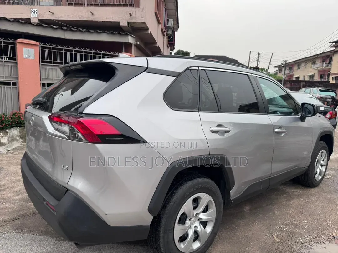 Toyota RAV4 XLE 2021 Silver