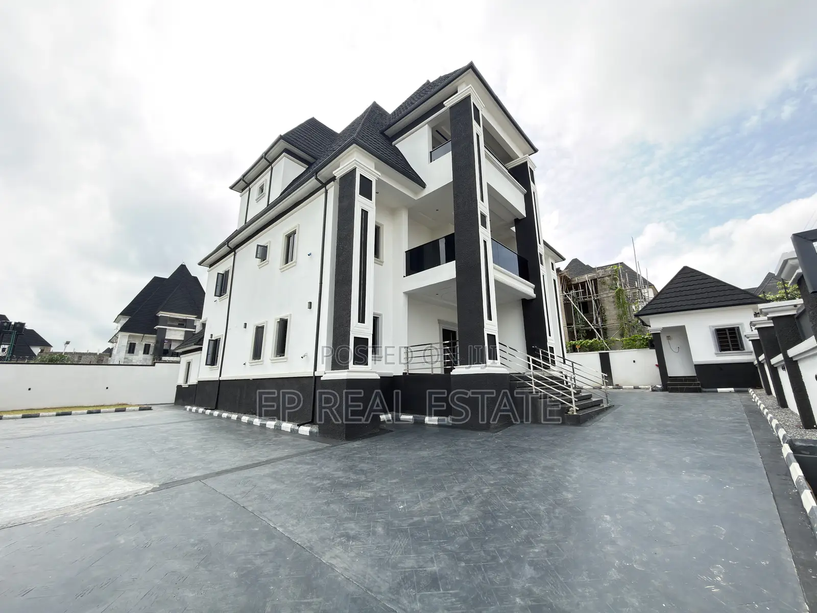 6bdrm Duplex in Dakwo District for sale